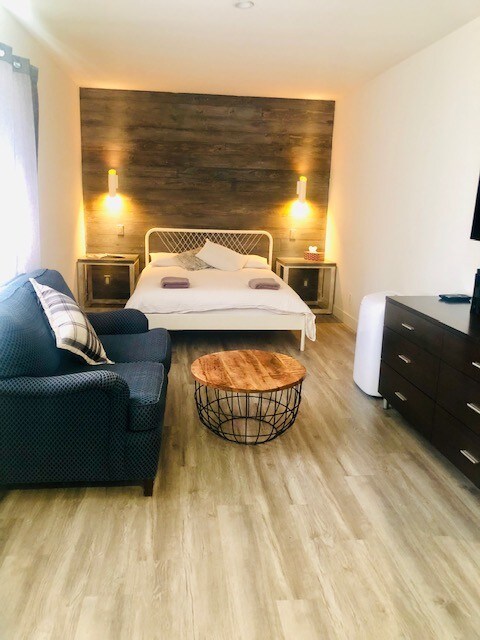 Large main room with Queen Size bed - 1750 Warnall Ave