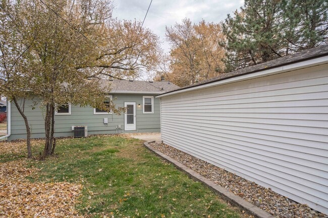 Building Photo - 106 NE Grant St