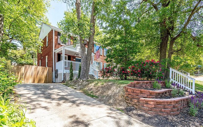 Building Photo - 2702 Farmington Dr