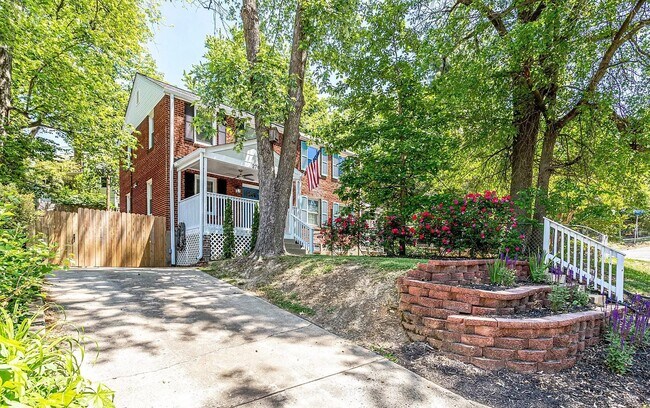 Foto del edificio - 2702 Farmington Dr