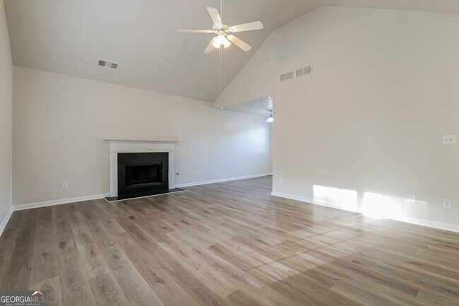 Foto del edificio - 2000 Redwood Trace