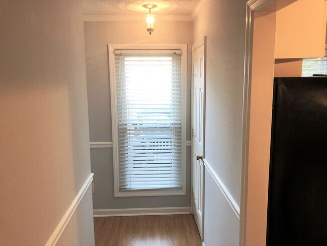 Building Photo - Welcome to the 2 Bed 2 Bath Bottom Floor C...