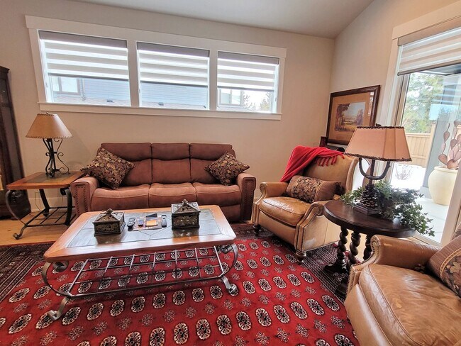 Building Photo - One Month Stay Only! Beautiful Skyline Wes...