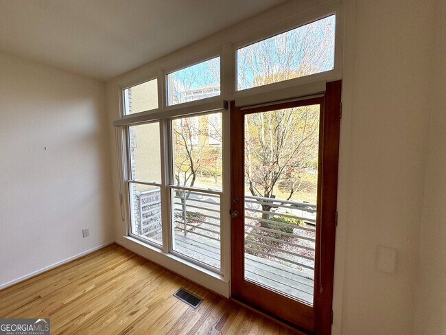 Foto del edificio - 1327 Peachtree View NE