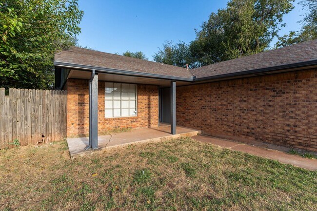 Foto del edificio - Beautiful brick 3 bedroom, 2 bath, 2 car g...