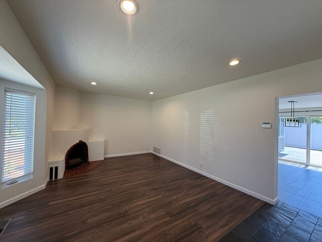 Building Photo - Amazing 3 Bed La Crescenta Home!