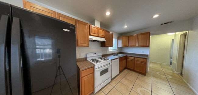 Foto del edificio - Private Turfed Yard! Large 5 Bed / 3 Bath House on Dorothy