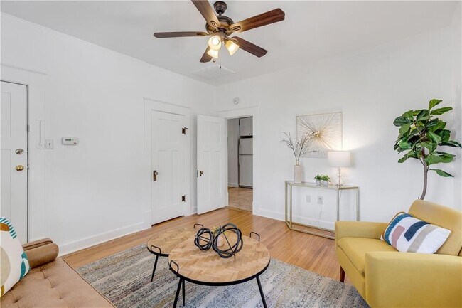 Foto del edificio - 815 E 31st St