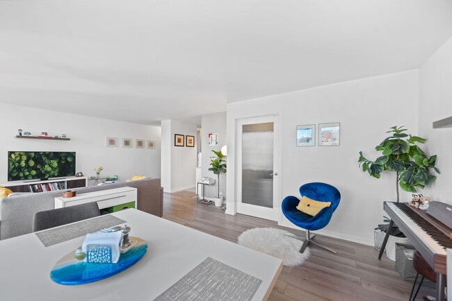 Building Photo - 111 E Chestnut St