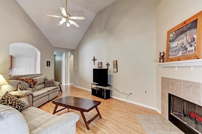 Building Photo - 9211 Hidden Lake E Dr