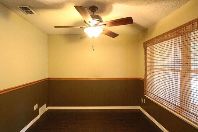 Building Photo - Available Now! Tour Today! 3 Bedroom 2 Bat...