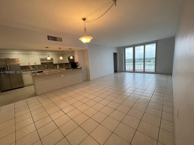 Foto del edificio - 5825 Collins Ave