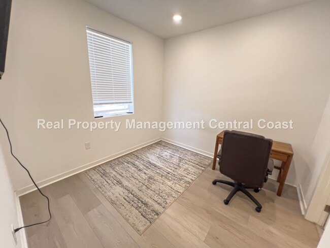 Building Photo - AVAILABLE NOW -  1 or 2 Private Rooms in S...