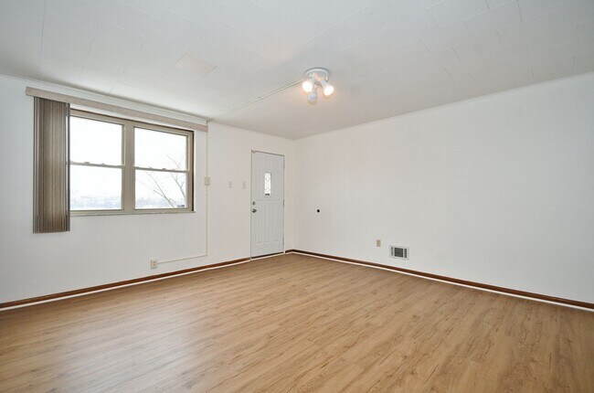 Foto del edificio - South Side 3BR - Simple, Solid, Ready