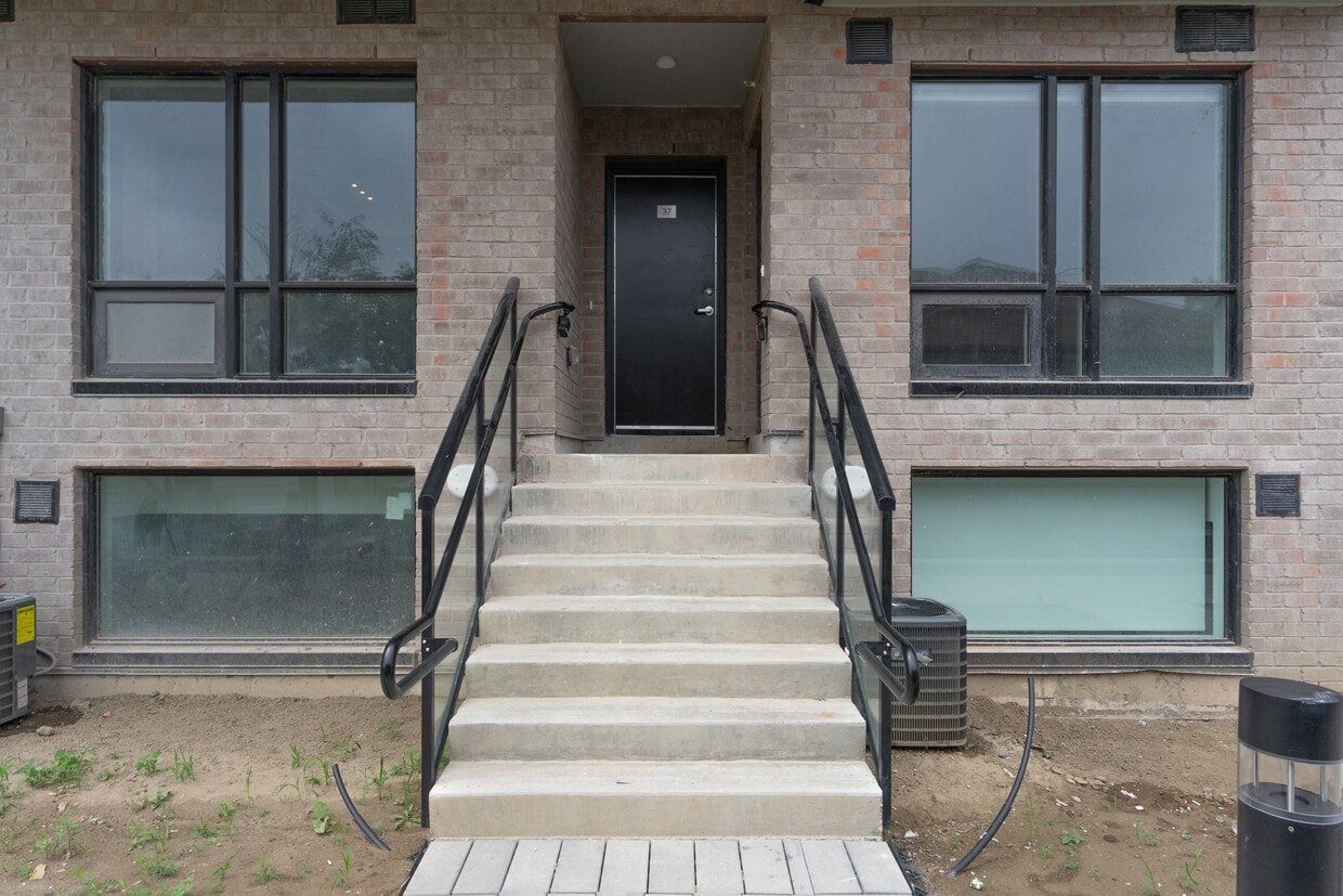 Primary Photo - 851-851 Sheppard Ave W