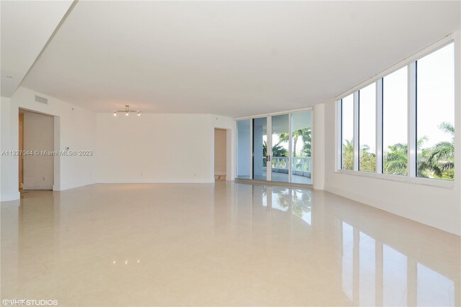 Building Photo - 3 br, 3.5 bath Condo - 21200 NE 38th Ave A...