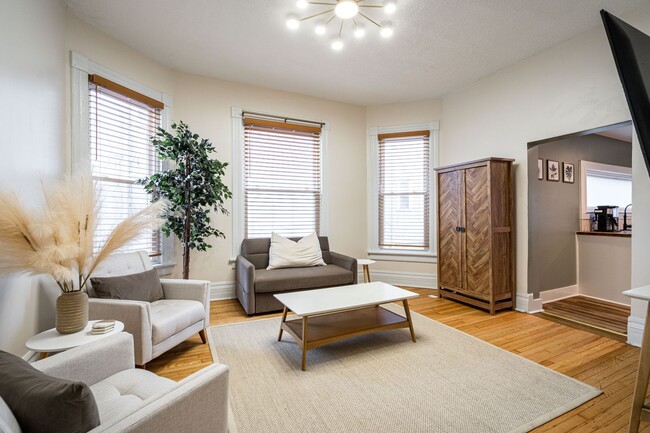 Building Photo - Updated 2Bdrm with Parking Available