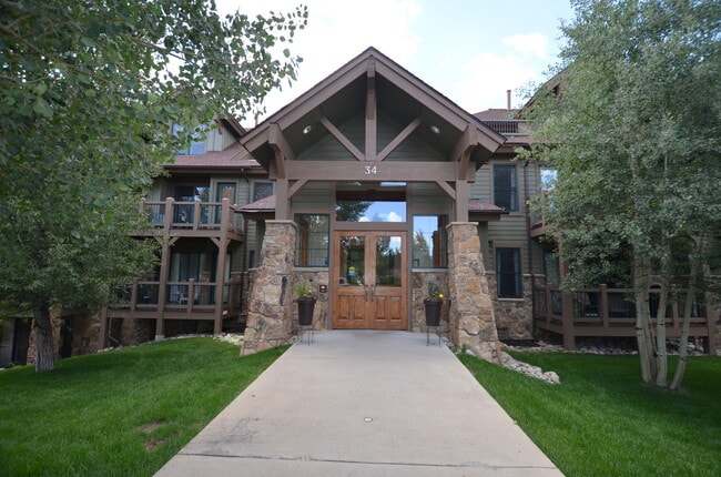 Building Photo - Highlands Green Lodge! Updated One Bedroom close to Main Street! SUMMER ONLY RENTAL!