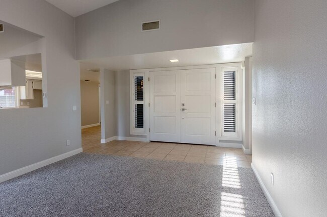 Foto del edificio - FOUR BEDROOM HOME ON A HUGE LOT SEE VIDEO