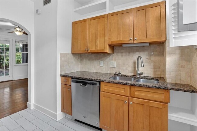 Foto del edificio - 677 Somerset Terrace NE