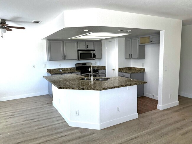 Building Photo - 4 bed 3 car garage in Summerlin