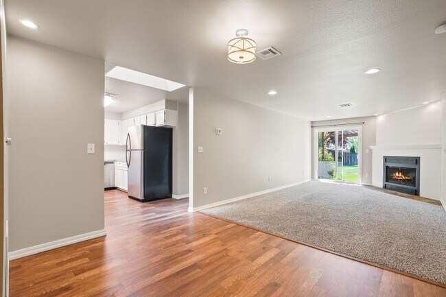 Foto del edificio - Prime SE Boise 3bd/2ba Townhome with 2-Car Garage