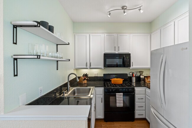 Kitchen - Main floor - 787 Monterey Blvd