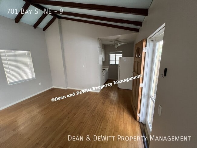 Foto del edificio - Charming Old NE Studio - For Rent