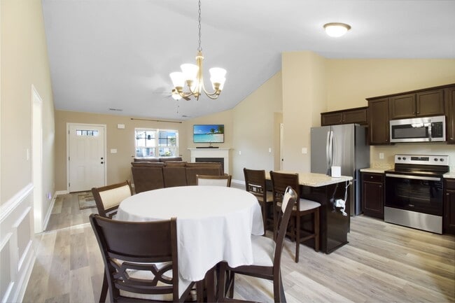 Building Photo - Gorgeous Home Off of Burgaw HWY