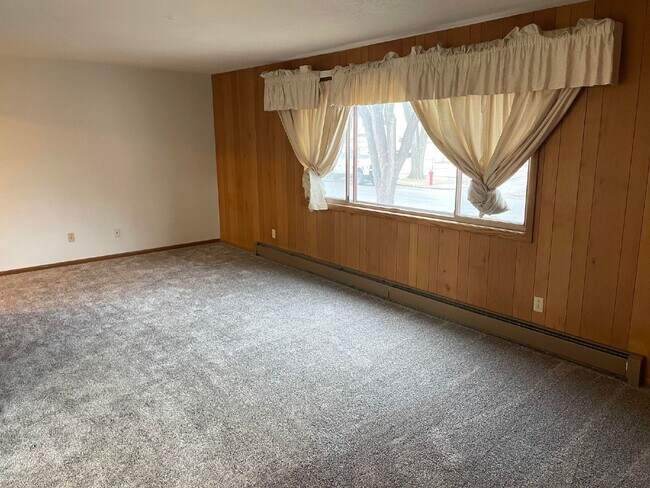 Foto del edificio - APPLICATION PENDING -- Massive 2 Bed/1 Bat...