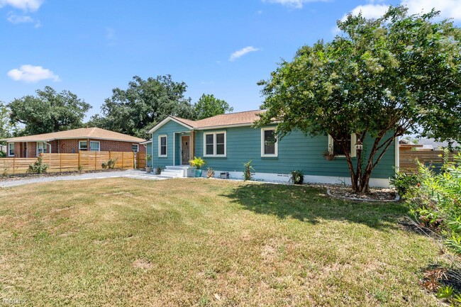 Building Photo - 3 br, 2 bath House - 212 Southeast Kalash ...