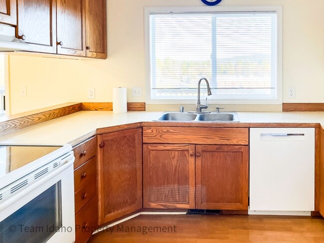 Building Photo - 5 bedrooms, 3 baths, and 3004 sqft Single Family Home