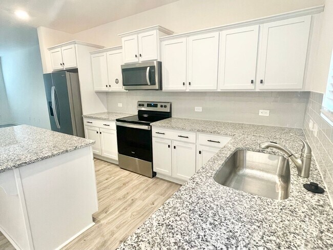 Foto del edificio - Corner townhome with covered front porch, ...