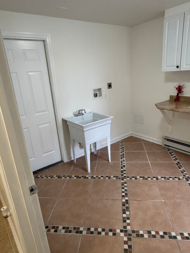 Entrada desde el garaje - 4630 Dillon St