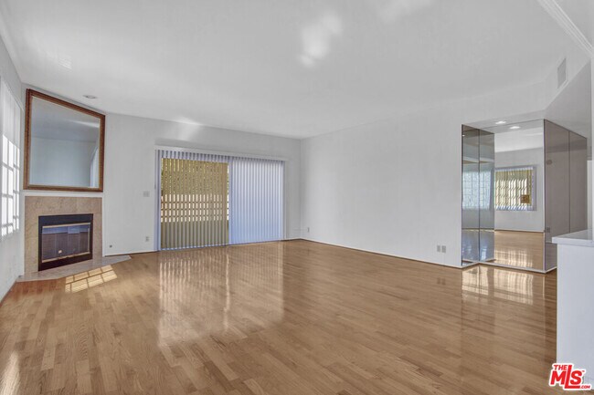 Foto del edificio - 10475 Ashton Ave