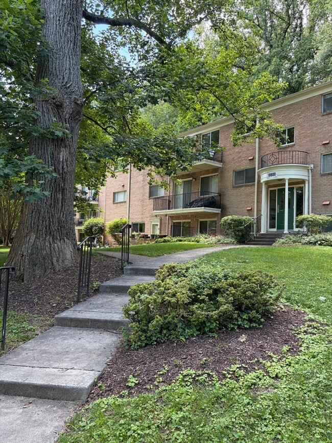 Building Photo - 10600 Kenilworth Ave