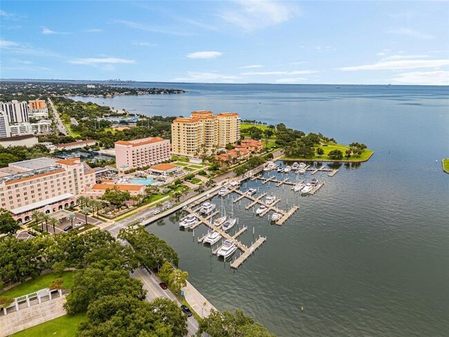 Building Photo - 300 Beach Dr NE