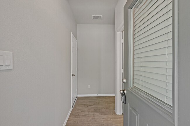 Foto del edificio - 13502 Axel Ln