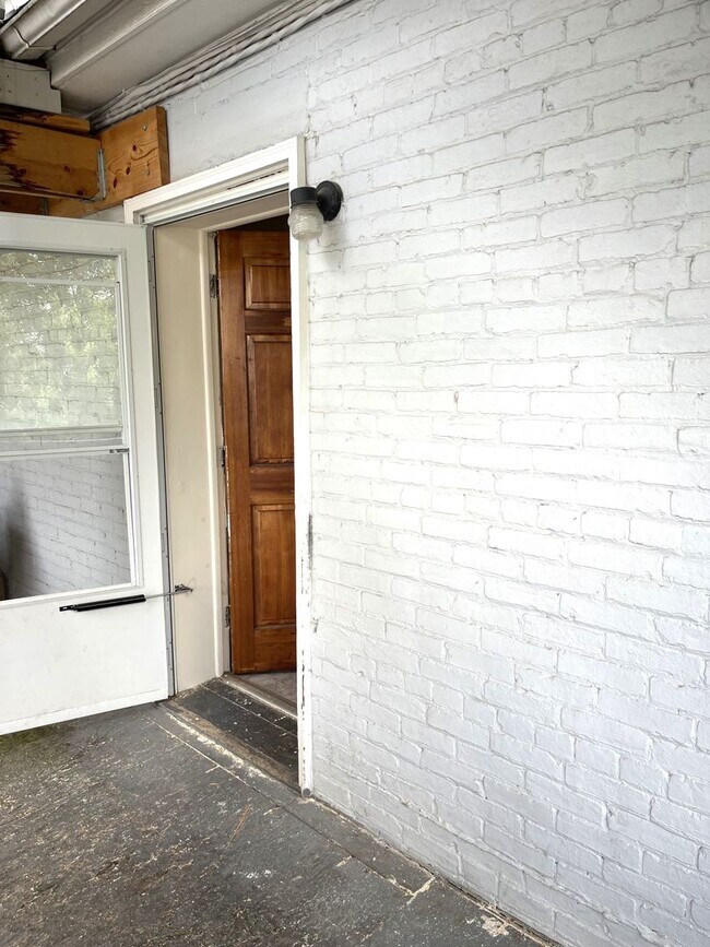 Building Photo - Updated 1 Bed / 1 Bath Second-Floor Apartm...