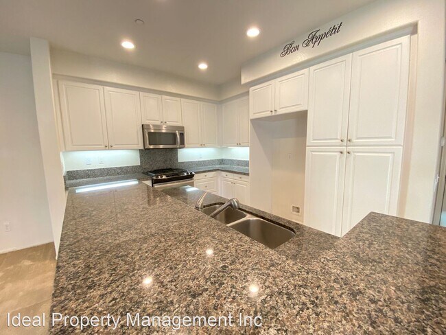 Building Photo - 3 br, 2.5 bath House - 978 Sweetbriar Ln #B