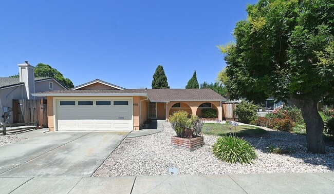 Building Photo - $3695 - 3BR - GORGEOUS REMODELED HOME IN N...