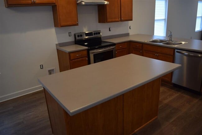 Building Photo - Charming and well-maintained 3 bedroom, 2 ...