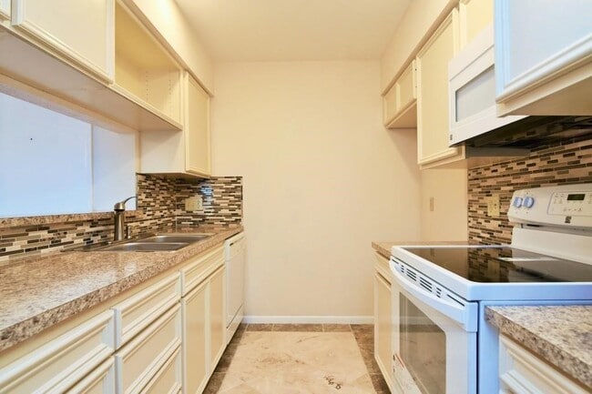 Foto del edificio - 3025 Walnut Bend Ln