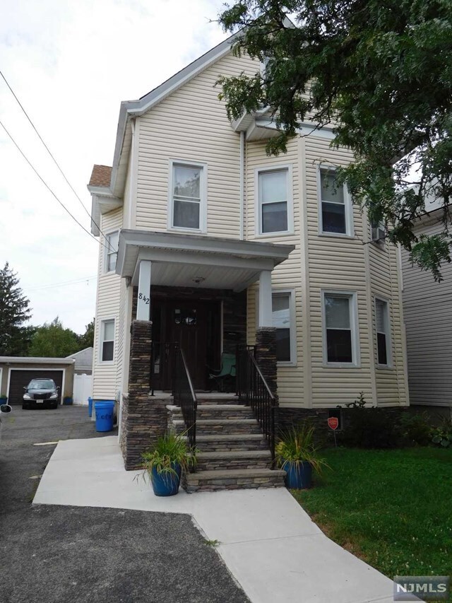 Building Photo - 842 Paterson Ave