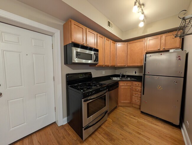 Foto del edificio - 6813 N Wayne Ave