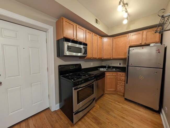 Building Photo - 6813 N Wayne Ave