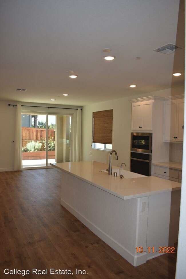 Building Photo - 2 br, 2 bath House - 694 Larkmont St.