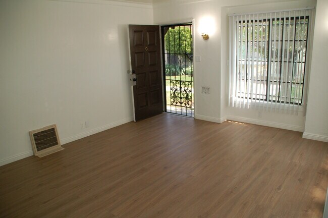 Living Room - 3904 Crenshaw Blvd