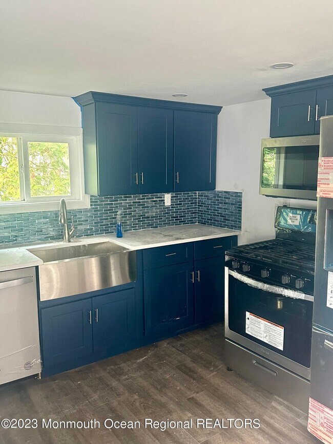 Building Photo - 529 Queen St