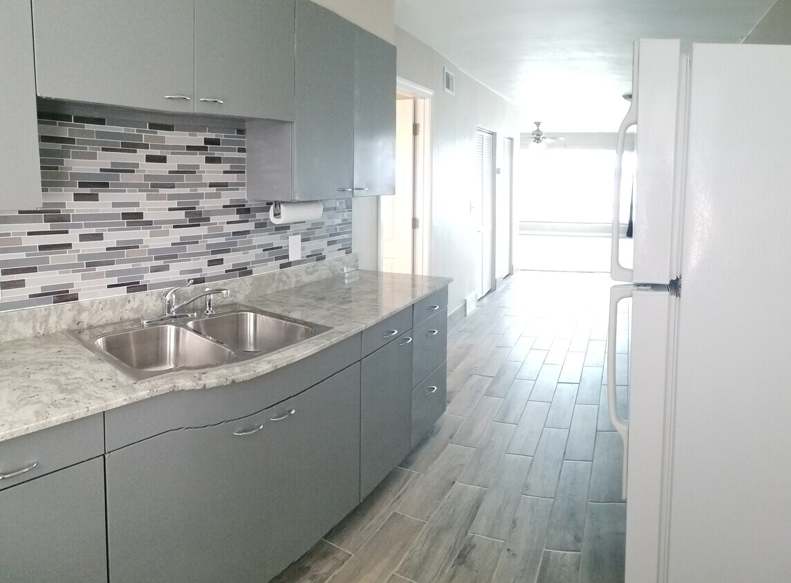 Kitchen - 4910 N Galena Rd